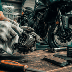 changer plaquette de frein moto gros plan