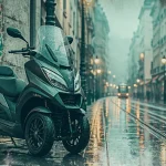 Meilleur scooter 3 roues en 2025, vue d’un maxi-scooter sur route mouillée