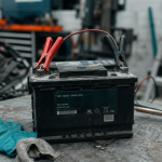 Recharger batterie voiture : pinces du chargeur sur bornes + et -