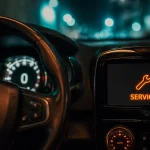 Voyant service jaune avec clé : éviter la panne