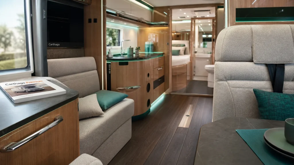 Intérieur camping car haut de gamme premium, bois clair et sellerie beige