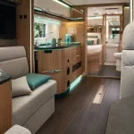 Intérieur camping car haut de gamme premium, bois clair et sellerie beige