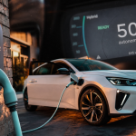 Comment se recharge une voiture hybride : borne et prise à domicile