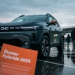 Duster hybride 2025 : Dacia Duster sur parking mouillé, photo