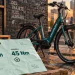 Vélo électrique nakamura sur quai urbain, batterie amovible visible